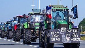 Clinical psychologist and author Dr Jordan Peterson says the Dutch farmer protest over emissions cuts is a “peaceful hint of what’s to come”. Watch the full episode at www.skynews.com.au/flash | Sky News Australia