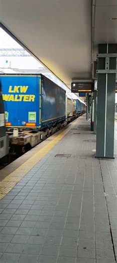 E.484 livrea MRCE - in transito alla stazione