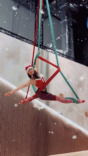 Yan Leong on Instagram: "Merry Christmas everybodyyy! @adedancesg 🎄🙆‍♀️ Saw @yogi_vava did this cool xmas tree on double hammock and i gots to try this out! so i borrowed @antoinette8ang green silks, lucky we already had red silks in the studio Borrowed @77scatterbrain xmas unitard that was too sexy and i had to tuck it in andwear it as a top instead 🤪 Got my gaga buddy to spin me around and chope these candy cane socks from this crazy girl student who always comes late to class 🤪 then it wa