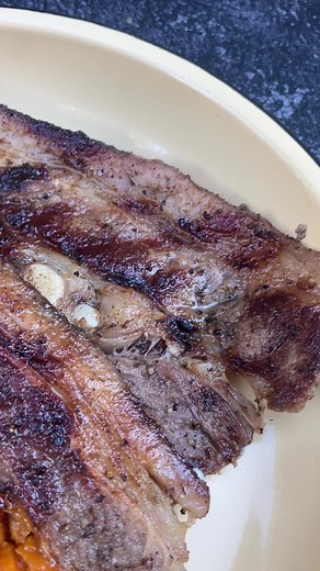 Pan fried beef brisket with pap and chakalaka. Chakalaka recipe is available on my videos, please scroll down to get the video. Brisket is pan fried with bbq seasoning 😋