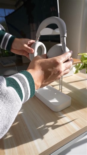 Derek She on Instagram: "Added the @raicostore headphone stand and desk drawer tray to add some functionality to my set up. #desksetup #upgrade #desktour #homeoffice #deskspace"