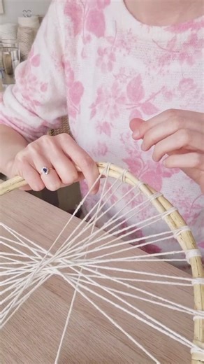 🪡 L'instant tutotissé : installer un fil de chaîne sur un anneau/cercle. . Ici c'est un anneau en saule. Mais la plupart du temps, cela ce fait sur un anneau en métal. Comme le fil de chaîne glisse facilement sur l'anneau (surtout en métal), il est important de respecter certaines règles et étapes : ✨ commence par faire un petit nœud sur ton cercle. Puis fait glisser le fil jusqu'à l'autre extrémité du cercle. ✨ fait un petit tour de cercle, de chaques côtés du fil, afin d'avoir un visuel de 3 