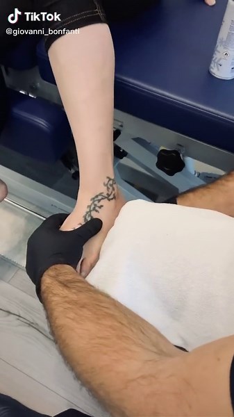 CUBOID BONE ADJUSTMENT 👌 #osteopathy #chiropractic #adjustment #crackingbones #hvla #footcracking #perte