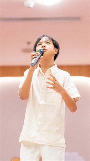 yoan.cocohamida on Instagram: "Throwback seru di acara reuni Opa Handi, bareng opa-opa & oma-oma kece 😍❤️ Yoan nyanyi 'Marilah Kemari' sambil joget bareng, ketawa rame, suasananya asik dan penuh cerita 🎶🕺💃 Reuni angkatan 70 SMA 19 Jakarta jadi makin hangat 🌻😇 Semoga opa & oma semua selalu sehat, bahagia, dan dipenuhi damai 🙏🤍 Terima kasih sudah berbagi kebahagiaan 🌼 #ReuniBahagia #ThrowbackManis #LintasGenerasi #MarilahKemari #yoancocohamida"