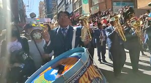 ENTRADA "SEÑOR DEL GRAN PODER" - Desde la zona del cementerio hasta el centro de la ciudad de La Paz - Danza de Los Incas por el palco del templo de Gran Poder dale like a nuestra página y comparte #noticiaseldefensorsocial Vía: Karito Sirpa | Noticias Eldefensorsocial