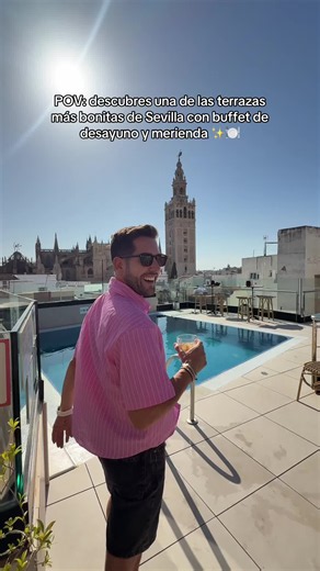 Terraza con piscina y vistas a la Giralda en Hotel Casa 1800 Sevilla