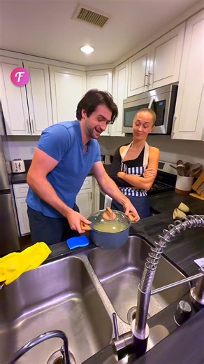 17K views | Le travail d'équipe en cuisine : Un moment d'humour et de partage. . . . À des fins de divertissement uniquement ; filmé dans des espaces publics. Aucune affiliation avec les marques présentées. Inspiré d'événements réels ; certains détails peuvent être modifiés à des fins de créativité. Les activités présentées ne sont pas destinées à être reproduites, exécutées ou imitées. Consulter des professionnels pour la sécurité. | Fabiosa Animation | Facebook