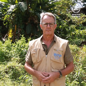 #MyanmarHungerUpdate 🚨 အခုဆိုရင် မြန်မာနိုင်ငံက ကမ္ဘာပေါ်မှာ ဝမ်းရေးဒုက္ခကို ပဥ္စမမြောက် အဆိုးရွားဆုံး ခံစားနေရတဲ့နိုင်ငံ ဖြစ်လာနေပါပြီ။ နောက်ဆုံးထုတ်ပြန်ထားတဲ့ 'Hunger Hotspots' အစီရင်ခံစာအရ မြန်မာနိုင်ငံမှာ အာဖဂန်နစ္စတန်၊ ဆီးရီးယားနဲ့ တောင်ဆူဒန်တို့ထက်တောင် ဝမ်းရေးဒုက္ခကြုံနေရတဲ့ လူဦးရေ ပိုများနေတယ်လို့ ဖော်ပြထားပါတယ်။ မြေပြင်မှာ လက်ရှိကြုံတွေ့နေရတဲ့ အခြေအနေတွေအကြောင်းနဲ့ အရေးပေါ်လိုအပ်ချက်တွေကို ဖြည့်ဆည်းပေးဖို့ WFP က ဘယ်လိုကြိုးပမ်းနေလဲဆိုတဲ့အကြောင်း WFP ဌာနေကိုယ်စားလှယ်ကိုယ်တိုင် ပြောပြထား