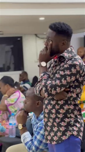 Quand Dieu vous aime , il vous donne un Homme ... Jean 3:16 À un moment de la vie, dans ce que nous traversons au quotidien il faut arriver à voir Dieu au travers d'un homme , d'une femme... Très souvent c'est par un Homme que a proposé une solution.Dieu parle tantôt d'une manière, tantôt d'une autre, parfois le cadeau est donné depuis fort longtemps, mais l'emballage nous joue des tours ... 🙇🏾‍♂️ #cestspirituellementquonenjug 🇨🇩🇨🇵🇬🇦 #MDJ2026 #LIFEMINISTRIESOFGABON