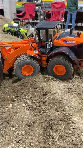 Radio control hydraulic loader can handle rough terrain