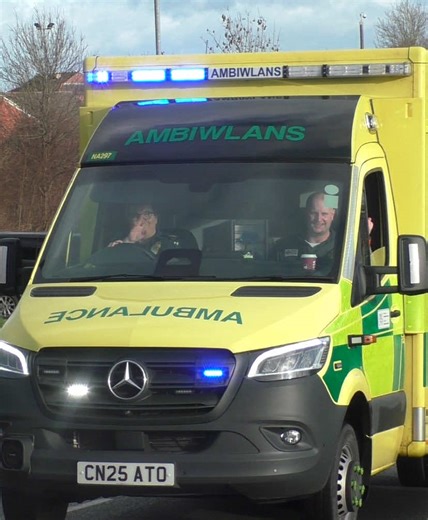 WAS Responding to a call out the Wrexham AFRSC -Filmed on my Panasonic HC-V785- #wrexham #blues #wales #welshambulanceservice #mercedes @welshblues_37 @Ollie ⚽️🐊🏴󠁧󠁢󠁷󠁬󠁳󠁿 @lp640.exe