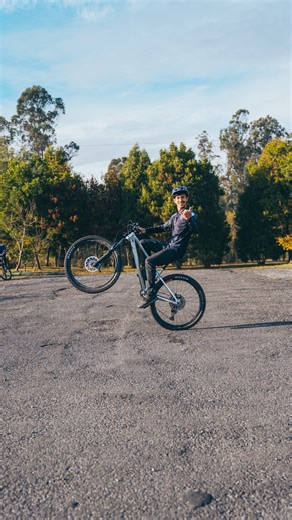 65K views · 2.2K reactions |  Nos pidieron el tutorial del wheelie o caballito y aquí lo tienes  Aprende paso a paso a dominar este truco y disfruta de la adrenalina sobre dos ruedas  La práctica hace al maestro, así que anímate, ponle actitud y vive la experiencia al máximo. ¡Que buen ride!  . . . . . . . . #wheelie #ridemtb #bicitrucos #adrenalinasobreruedas #pedaleofeliz #ciclismourbano #bicilovers #buenride #clips | Que buen ride MTB | Facebook