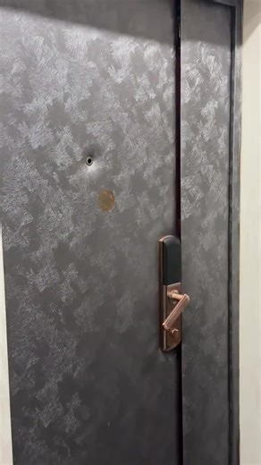 我鞋还没换就给我扔出来了！