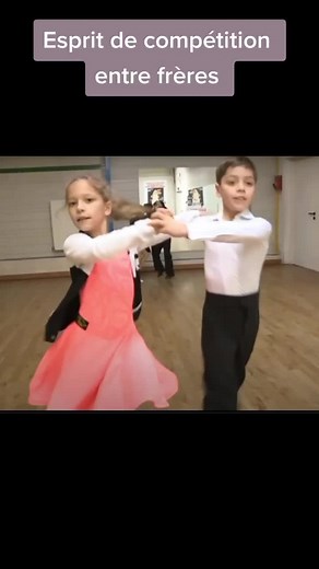 Danse en famille: Compétition fraternelle de danse latine entre jumeaux