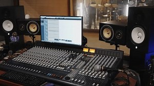 clip-3987946605-audio-studio-setup-mixing-station-screens-equipment
