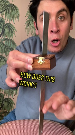 How does this work?! #magictrick #magictricks #magic #magician #sleightofhand #closeupmagic #illusion #illusionist #streetmagic #fyp #foryoupage #artofmagic #magical #opticalillusion #magictok #tiktokmagic #puzzle #howto #puzzles #puzzlemagic