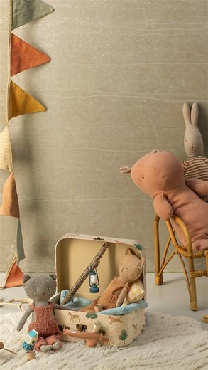 kindred • curated goods + gift shop on Instagram: "This might be one of the wildest small business moments I’ve ever had—so here’s the full story: I like to think I’m a pretty hands-on market vendor. (Not to toot my own horn, but I am that vendor who gets out from behind the table to actually talk to people.) So when I saw a mom with the cutest little girl in the sweetest wagon setup, I made small talk. Complimented her snack tray—chatted like I always do. I even offered to hold the Maileg items