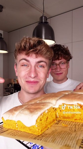 Dieser Pumpkin Spice Latte Cake ist perfekt für gemütliche Herbsttage! 🎃🎂 @fabiundphil Zutaten 🛒: Für den Kuchen: ➡️280 g Mehl ➡️Gewürze wie Zimt, Muskat, Kardamom nach Wahl ➡️1 ½ TL Backpulver ➡️½ TL Salz ➡️140 g Butter ➡️300 g Zucker ➡️2 Eier ➡️1 TL Vanille ➡️120 ml Buttermilch ➡️240 g Kürbispüree Für das Frosting: ➡️224 g Butter ➡️226 g Frischkäse ➡️260 g Puderzucker ➡️1 ½ TL Vanille ➡️etwas Espressopulver Zubereitung 🍰: Backofen auf 175 °C vorheizen, Form vorbereiten. Mehl, Gewürze, Back