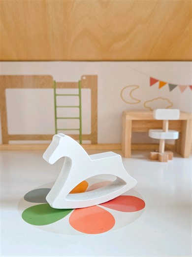 Léa grandit, et son univers aussi ✨ Des jeux choisis avec soin, des jouets qui stimulent son imagination, des espaces pensés pour le jeu libre, la douceur et l’autonomie 🤍 Chaque détail de sa chambre raconte un peu d’elle et c'est ce que je préfère 🪿 Bienvenue dans son petit monde 🤍 Table : Pioupiou et Merveilles Jeux éducatifs : @petiteamelie.official& @Done by Deer Veilleuse : @Cloud B Oies : @Senger Naturwelt Pipouette : @Pipouette Panier : @Miniland España Tipi : @petiteamelie_fr CloudBox