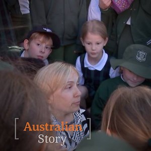 Most kids have never met someone with dwarfism before. Actress Kiruna Stamell gave these students free rein to ask her anything. And they did … ‘All the World’s a Stage’ Monday 8pm on ABC’s #AustralianStory Clovelly Public School Parents & Citizens Association Dwarfism Awareness Australia Inc. SSPA Little People of America | Australian Story