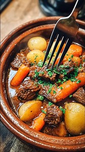 Boeuf mijoté à la mijoteuse avec carottes et pommes de terre Ingrédients : 900 g de viande à ragoût de bœuf (épaule, coupée en dés) Recette dans le premier coʍmentaire 👇 Profitez-en ❤️👇👇👇 | Recettes d'Elyana