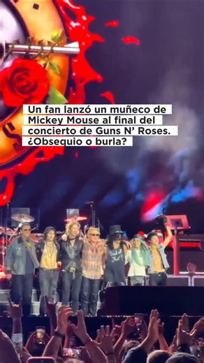 Un fan lanzó un muñeco de Mickey Mouse durante el cierre del concierto de Guns N’ Roses en Brasil 🇧🇷. Aunque muchos lo tomaron con humor, creemos que fue una falta de respeto hacia una leyenda. Sabemos que circulan muchos memes sobre la voz actual de Axl Rose, pero también entendemos que todo su potencial lo dejó en la época en que Guns N’ Roses estaba en su máximo esplendor: finales de los 80 e inicios de los 90. Hoy deberíamos agradecer que sigue subiéndose al escenario y compartiendo su mús