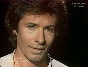 Mon pays c'est le soleil par George Chakiris On est tous de quelque part D'un village ou d'un port Brun du sud, bleu du nord Dans nos regards Mais je me sens de n'importe où Pourvu qu'il y ait, tombé du ciel, Un peu d'été au rendez-vous De mon réveil J'adore la nuit Mais mon pays c'est le soleil {Parlé:} Écoute, non, écoute, je suis bien Non, ne dis rien, prends ma main On s'en va tous quelque part Chacun vers son hasard Le mien, ce fut un soir Le bleu de ton regard Cette musique qui battait Ces