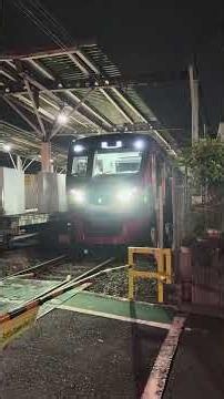 ネクタイを緩める夜──5000系京王線とサラリーマンの帰宅風景
