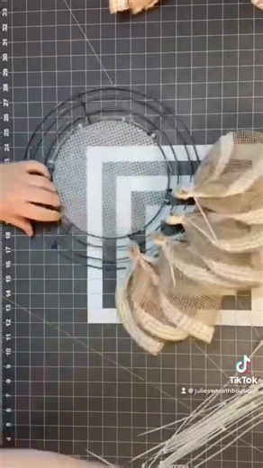 This is so simple and makes such a statement. Want to watch the full tutorial on YouTube? Watch it here➡️ https://youtu.be/Sgd1MJ_Wr5w | Julie's Wreath Boutique