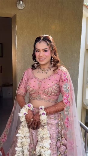 Rachna Shewani on Instagram: "Soft glam, fresh vibes, and a Haldi glow that feels effortless 🌼 This is how a modern bride shines on her special morning ✨ Beautiful bride @akriti.jain ❤️ Rachna Shevani Makeovers, Bhopal Makeup Artist, Goa Makeup Artist, Pan-India Makeup Artist, Haldi Bride, Haldi Makeup Look, Trending Bridal Look, Minimal Bridal Makeup, Natural Bridal Glow, Indian Bride, Destination Wedding Makeup, Bridal Beauty, Soft Glam Bride, Wedding Season Vibes, Bridal Makeup Artist India,