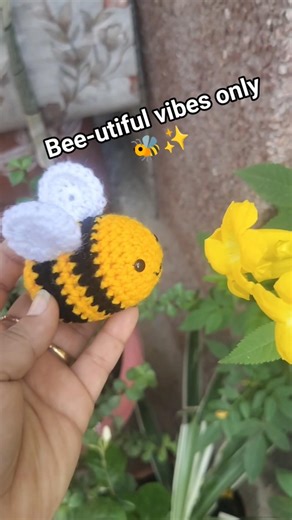 “Bee-utiful vibes only 🐝✨Yeh cute crochet honeybee har jagah positivity failaye