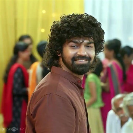 Tune in to this feel-good song and brighten up your evening 😍 #OnakkaMunthiri from #Hridayam ▶️ youtu.be/u0RXWL2JGNE 🎵 @heshamabdulwahab 🎤 @divyavineeth ✍️ @vineeth84 @pranavmohanlal @kalyanipriyadarshan @darshanarajendran @visakhsubramaniam @cinemasmerryland | Think Music India