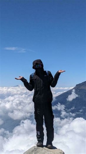 712.control.vip on Instagram: "obuna boling✊ 2001년 개봉한 영화 “A Beautiful Mind”는 단순히 천재 수학자의 삶을 다룬 작품이 아니라, 인간이 내면의 혼란 속에서도 어떻게 사랑과 신뢰로 자신을 되찾아가는지를 보여주는 깊은 이야기입니다. 화려한 계산 장면보다 존 내쉬가 마음속 그림자를 이겨내려는 순간들이 훨씬 더 오래 기억에 남죠. 특히 그가 현실과 환상 사이에서 흔들리면서도 끝까지 아내를 향한 마음을 놓지 않는 모습은 묘하게 가슴을 저릿하게 만듭니다. 이 영화에서 감정을 완성시키는 요소는 바로 잔잔한 피아노 선율과 차분한 배경음악입니다. 처음에는 조용히 스며들지만, 어느 순간 관객도 모르게 내쉬의 감정에 같이 잠기게 되죠. 후반부, 아내가 내쉬의 손을 잡아주던 장면에서는 음악과 화면이 자연스럽게 겹쳐지면서 눈시울이 뜨거워지는 경험을 하게 됩니다. 많은 이들이 “이 장면만 떠올려도 이상하게 마음이 찡하다”고 말하는 이유도 그 때문일