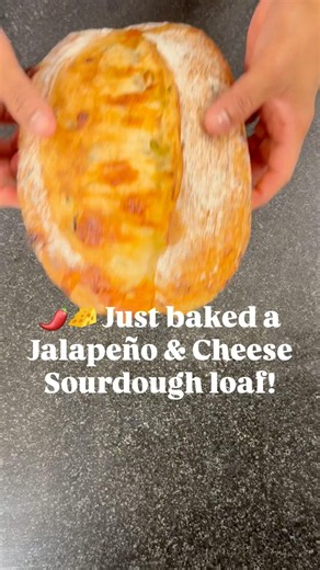 🌶️🧀 Just baked a Jalapeño & Cheese Sourdough loaf #papaenzo #bakerylife #sourdoughbaking #asmrfood