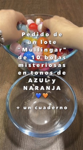 Este pedido de un lote “Mullingar” de 10 bolas misteriosas en tonos de AZUL y NARANJA se complementa con UN CUADERNO a elección del comprador 💙🧡 Nuestros lotes incluyen regalos y artículos extra. Son manualmente seleccionados con cariño, teniendo siempre en cuenta las preferencias y gustos de cada comprador, e intentamos renovar artículos lo más asiduamente posible para ofrecer variedad ✨ Además, se pueden complementar con artículos adicionales como vasos, cuadernos, estuches, fundas de libros