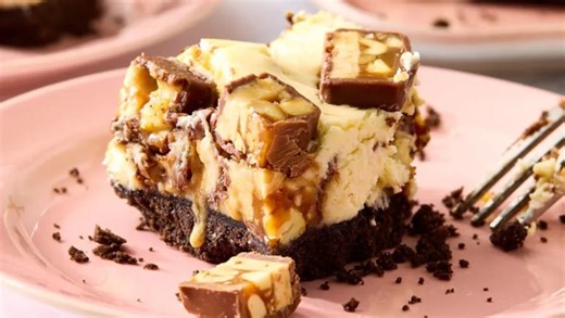 How to make Snickers cheesecake bars