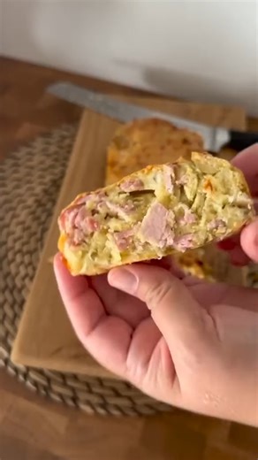 Ma recette préférée de cake aux olives 🫒 Recette : 8 cl d’huile d’olive 2 œufs 5 cl de lait 25 gr de beurre mou (ou margarine) 50 gr de râpé au choix 125 gr de farine tamisée 1 cc de levure chimique 100 gr de jambon 100 gr d’olives Cuisson Air fryer : 180°C pendant 16 min (Vérifier la cuisson, la lame du couteau doit ressortir sèche, sinon prolonger) | Chocmiel cuisine