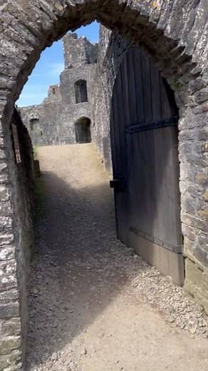 🏰Castell Dinefwr is a 12th-century fortress that sits within the Dinefwr Estate. Its hilltop position allows for spectacular views across Dyffryn Tywi and beyond.🤩 National Trust Wales | Darganfod Caerfyrddin - Discover Carmarthen | Cadw| Dinefwr Park And Castle | Wales