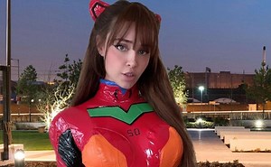 ¡Majestuosa! Sunny Ray estremece las redes con un picante disfraz en color rojo que deja ver su escultural figura