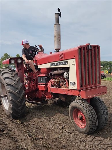 Farmall 806 plowing at the Half Century of Progress #agriculture #tractor #fyp #farmlife #international
