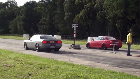 BMW 330Ci E46 vs Dodge Challenger SRT8 – 1/4 Mile