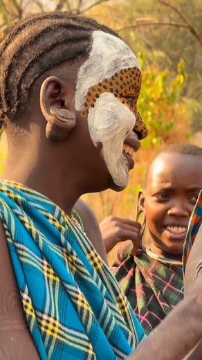 The distinctive hairstyle of Surma women (Surma or Suri in Ethiopia) is characterized by the use of red clay mixed with fat, which they apply to their hair, forming thin, stiff braids that are styled forward or to the sides. This style is not only aesthetic but also reflects cultural identity, age, and social status within the community. They sometimes adorn their hair with small beads or shells. #inspirationofafrica | Quim Fàbregas