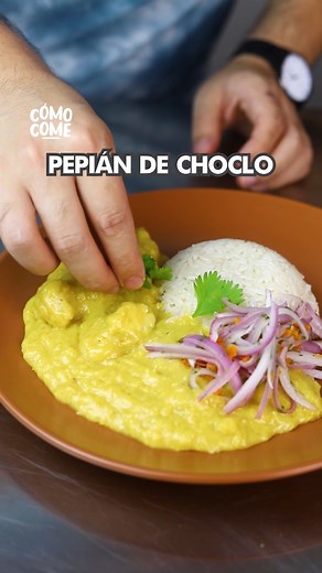 ¡Hola Comelones! El Pepián de Choclo es un plato muy simple de hacer, con pocos ingredientes y que queda buenísimo. Receta: -3 Choclos medianos (licuado con 1/2 taza de caldo o agua) -2 Pechugas de Pollo (salpimentadas) -1/2 cdta Comino -1 Cebolla Roja -2 cdas Ajo Molido -2 cdas Ají Panca en pasta -3 cdas Ají Mirasol en pasta (se puede usar Ají Amarillo) -2 tazas de Caldo de Pollo o Agua (agregar más si se te seca mucho) -Sal al gusto Servir con Arroz y Sarsa Criolla Rinde 5 porciones #pepiandec