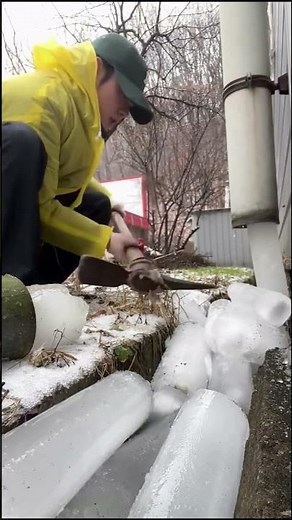 The surprising phenomenon of freezing water in free fall
