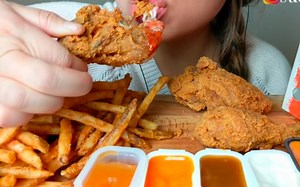 吃播 SUELL小姐姐吃炸鸡薯条助眠向咀嚼音ASMR