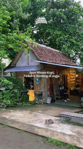 Mampir ke tempat ngopi yang teduh dan tenang dibawah rindangnya pepohonan. Menyenangkan buat yang suka ngopi sendirian sambil baca buku, atau sekedar ngopi sambil melamun 😌 📍Lugaru_Baru @Lugaru_baru #coffeeshop #coffeebar #lugaru #mampirsrawung
