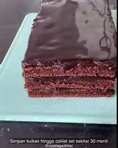 Chocolate lovers mana suaranya?? Hai… kali ini Hel buat layered chocolate cake, cake coklat dengan filling coklat, penggemar coklat wajib coba. Resep Layered Chocolate Cake By Cooking with Hel Loyang 24x33cm (saya pakai loyang bawaannya oven mito, karena dasarnya tidak rata, banyak bagian pinggiran yg saya buang) Bahan filling coklat: - whipped cream cair 150ml - dark cooking chocolate 150gr, cincang - butter 15gr Bahan cake chocolate: - kuning telur 4 butir - pasta vanilla 1 sdt - gula 20gr - s