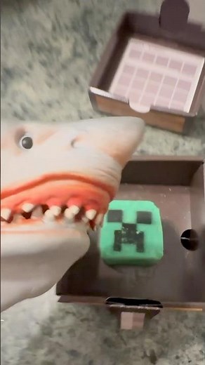 MINECRAFT CREPPER EXPLODES SHARK PUPPET!