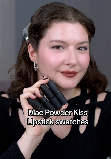 Mac Powder Kiss Lipstick swatches // marka geçtiği için *reklam. video sponsorlu değildir, ürünleri kendim aldım. Eski Powder Kiss formülü çok seven biri olarak yeni formüle bayıldım. Eskisine göre biraz daha transparan bir yapıda ama daha nemli hissettiren yumuşacık bir formül olmuş. Yani mat ruj sevmeyenlere bile kendisini sevdirtecek bir yapısı var bence. Önce 2 renk alıp yapılarına bayılınca diğer ilgimi çeken renklerini de almaya karar vermiştim, güzel renkler seçmişim bence😅 Dudakta kurul