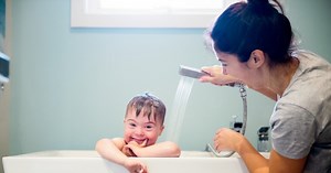 Voici à partir de quand donner une douche à votre enfant au lieu d'un bain, selon une experte